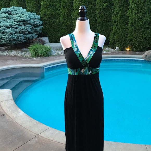 Flowy Maxi Dress with V-Halter Neckline - Picture 3 of 12